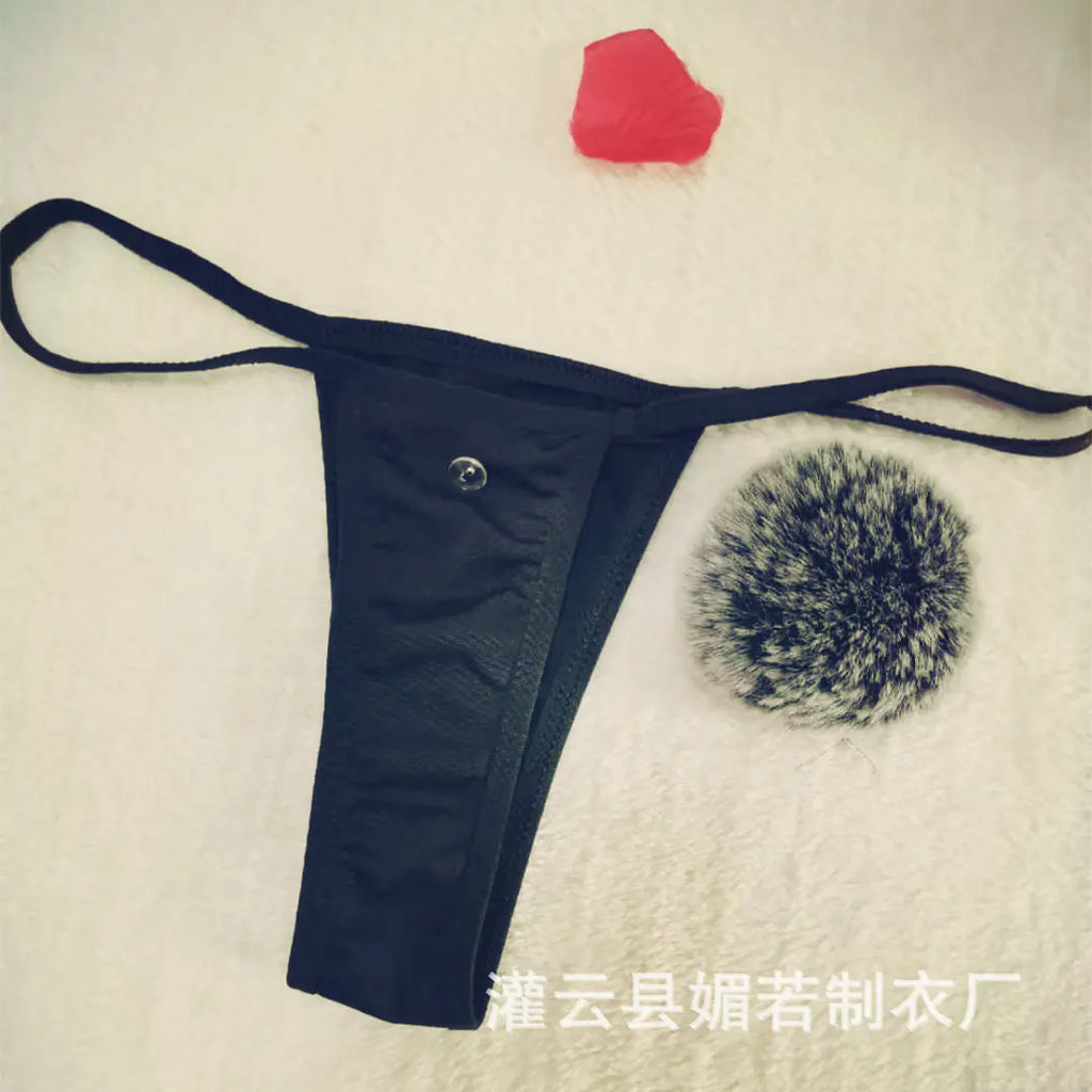 Tanga "Fluffy Tail" - Lencería Minimalista con Pompón de Piel