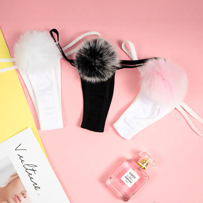 Tanga "Fluffy Tail" - Lencería Minimalista con Pompón de Piel